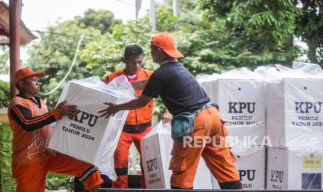 Petugas PPSU mengangkut kotak suara untuk didistribusikan di Kantor Kelurahan Srengseng Sawah, Jakarta Selatan, Selasa (13/2/2024). 