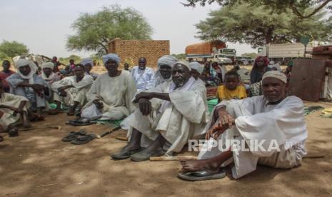 Dalam foto yang disediakan oleh UNICEF ini, sekelompok pengungsi beristirahat di bawah naungan pohon untuk melindungi diri dari matahari dan panas setelah menyeberang ke desa Koufroun, dekat perbatasan Chad-Sudan, di Chad.