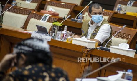 Kepala BNPB selaku Ketua Gugus Tugas Nasional Percepatan Penanganan COVID-19 Doni Monardo mengikuti rapat kerja dengan Komisi VIII DPR di Kompleks Parlemen, Senayan, Jakarta, Senin (13/7/2020). Rapat kerja tersebut membahas evaluasi kinerja dan anggaran program penangulangan COVID-19. 