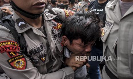 Petugas kepolisian mengamankan orang yang diduga pencopet saat Aksi Bobotoh Persib Bandung di depan Graha Persib, Jalan Sulanjana, Kota Bandung, Rabu (28/9/2022). Dalam aksi tersebut mereka menuntut manajemen dan ofisial untuk membenahi sistem serta mempermudah penjualan tiket pertandingan. Republika/Abdan Syakura