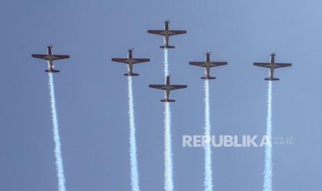 Jupiter Aerobatic Team (JAT) TNI AU bermanuver di atas Lanud Roesmin Nurjadin di Pekanbaru, Riau, Ahad (28/5/2023). JAT turut serta memeriahkan gelaran Roesmin Nurjadin Open Base usai menjadi duta bangsa di angkasa dalam even Langkawi International Maritimme and Aerospace Exhibition 2023 pada 23 hingga 27 Mei kemarin di Langkawi, Malaysia. 