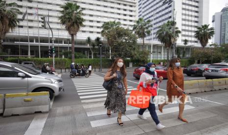 Sejumlah pejalan kaki menyeberangi zebra cross di Jakarta, Senin (21/12/2020). Gubernur DKI Jakarta Anies Baswedan resmi memperpanjang Pembatasan Sosial Berskala Besar (PSBB) Masa Transisi selama dua pekan, terhitung sejak 21 Desember 2020 hingga 3 Januari 2021.