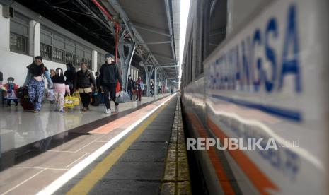 Sejumalah penumpang kereta tiba di Stasiun Pasar Senen, Jakarta, Ahad (3/1). Presiden Joko Widodo (Jokowi) menginstruksikan jajarannya agar segera menyiapkan strategi pencegahan penyebaran kasus Covid-19 menjelang libur Natal dan Tahun Baru 2022. 