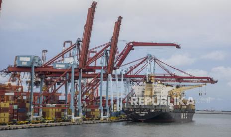 Suasana aktivitas bongkar muat peti kemas di Pelabuhan Tanjung Priok, Jakarta.