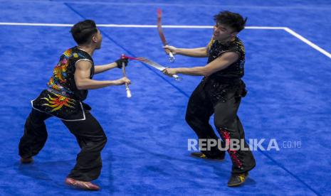 Atlet Wushu Jatim William Ajinanta dan Nicholaus Karanka beraksi pada final wushu taolu kategori duilian putra PON Papua di GOR Futsal Dispora, Kabupaten Merauke, Papua, Ahad (3/10/2021). Tim Wushu Jatim meraih medali emas pada pertandingan tersebut. 