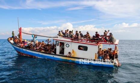 Puluhan warga etnis Rohingya berada di dalam kapal saat terdampar di tengah laut di perairan Aceh. 