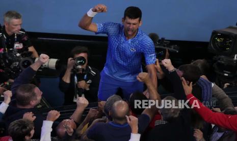 Novak Djokovic dari Serbia, tengah, merayakan bersama timnya termasuk ibunya, Dijana, kedua dari kiri, setelah mengalahkan Stefanos Tsitsipas dari Yunani pada final tunggal putra kejuaraan tenis Australia Terbuka di Melbourne, Australia, Ahad, (29/1/2023) dini hari.