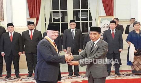 Presiden Joko Widodo (Jokowi) menganugerahkan tanda kehormatan bintang jasa kepada Presiden FIFA Gianni Infantino di Istana Negara, Jakarta pada Jumat (10/11/2023). Presiden Joko Widodo memberikan tanda kehormatan bintang jasa Bintang Budaya Paramadharma kepada Presiden FIFA Gianni Infantino yang sedianya diberikan pada peringatan HUT Kemerdekaan ke-78 RI lalu. 