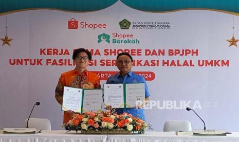 Kepala Badan Penyelenggara Jaminan Produk Halal Muhammad Aqil Irham dan Direktur Eksekutif Shopee Indonesia Handhika Jahja saat menandatangani kerja sama Shopee dan BPJPH untuk fasilitasi Sertifikasi Halal UMKM di Gama Tower, Jakarta, Rabu (3/4/2024). 