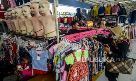 Pedagang melayani pembeli di Skybridge Pasar Tanah Abang, Jakarta. Pada Rabu (17/2), ribuan pedagang Pasar Tanah Abang akan mulai menerima vaksin Covid-19 tahap pertama.