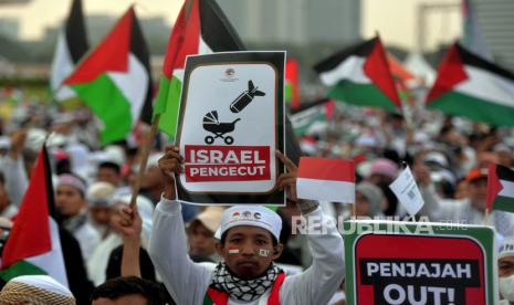 Para peserta aksi mengibarkan bendera Palestina saat mengikuti Aksi Damai Aliansi Rakyat Indonesia Bela Palistina di Kawasan Monas, Jakarta, Ahad (5/11/2023). Peserta aksi membawa berbagai atribut termasuk bendera sebagai bentuk dukungan terhadap Palestina.