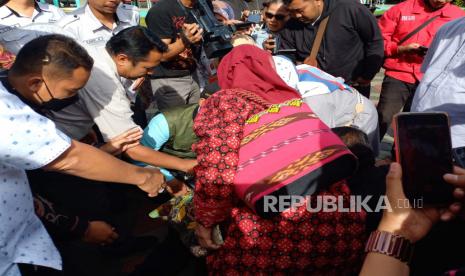 Momen Menteri Sosial (Mensos) Tri Rismaharini bersujud di hadapan salah seorang guru sekolah luar biasa (SLB) Pajajaran Sofi di kawasan Balai Wyata Guna, Jalan Pajajaran, Kota Bandung, Selasa (21/2/2023). Saat berdialog tentang masalah SLB Pajajaran, nada bicara Mensos sempat meninggi bahkan sempat bersujud yang membuat guru SLB menangis. 