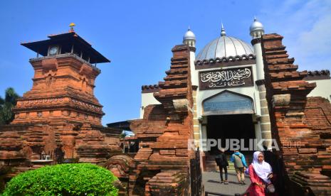  Kawasan Menara Kudus di kompleks Masjid Al Aqsa Sunan Kudus, Jawa Tengah, menjadi tempat favorit warga untuk menunggu waktu berbuka puasa (ngabuburit) 