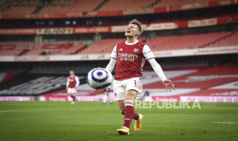 Reaksi Martin Odegaard dari Arsenal setelah kehilangan kesempatan mencetak gol selama pertandingan sepak bola Liga Utama Inggris antara Arsenal dan Manchester City di Stadion Emirates di London, Inggris, Minggu, 21 Februari 2021. 