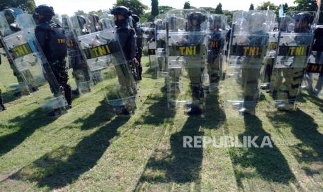 Prajurit TNI mengikuti apel gelar kesiapsiagaan dalam rangka pengamanan Pemilu 2024 di Lapangan Puputan Margarana, Denpasar, Bali, Kamis (1/2/2024). Kegiatan yang digelar oleh Kodam IX/Udayana untuk pengamanan Pemilu 2024 di wilayah Bali, NTB, dan NTT tersebut melibatkan personel TNI berjumlah 5.948 orang dan alat utama sistem senjata (Alutsista) sebanyak 2.019 unit. 