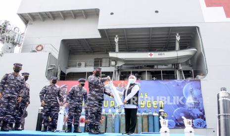 Kepala Staf Angkatan Laut (KASAL) Laksamana TNI Yudo Margono (kdeua kanan) menyerahkan bantuan tabung oksigen secara simbolis kepada Gubernur Jawa Timur Khofifah Indar Parawansa (kanan) di KRI dr. Soeharso-990 di  Koarmada II, Surabaya, Jawa Timur, Kamis (22/7/2021). TNI AL melalui Koarmada II membantu Pemprov Jatim dalam pelayanan isi ulang oksigen bagi Rumah sakit dan masyarakat yang membutuhkan. 