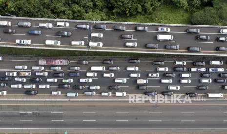 Sejumlah kendaraan memadati ruas jalan Tol Jakarta-Cikampek kilometer 47 dan Jalan Layang Mohammed Bin Zayed (MBZ) di Kabupaten Karawang, Jawa Barat, Jumat (29/4/2022).