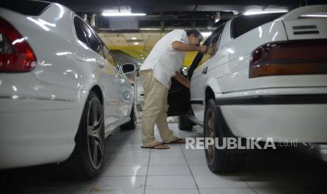 Pengunjung mengamati kendaraan mobil yang dipajang di Bursa mobil bekas Blok M, Jakarta, Senin (24/6). Menurut penjual mobil KJM Garage, Putra mengaku mengalami kenaikan penjualan mobil bekas dan langka mencapai 25 persen pada masa new normal ditengah pandemi COVID-19 dengan kisaran harga jual muali dari Rp50 juta hingga Rp1 miliyar.  Selain itu dilansir dari data OLX Indonesia, jumlah penjualan mobil bekas melalui platform OLX mulai berangsur normal di kisaran 80 persen