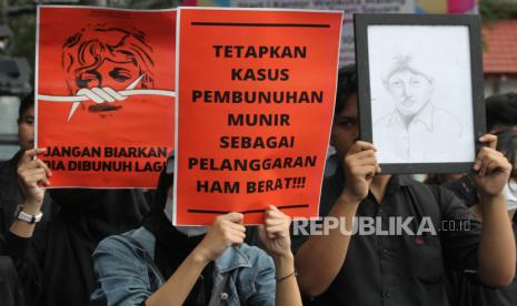 Mahasiswa dan pegiat Hak Asasi Manusia (HAM) membawa poster dan lukisan Munir saat aksi Kamisan dengan tema September Hitam - Mengenang 18 Tahun Kasus Munir di depan Gedung DPRD Malang, Jawa Timur, Kamis (8/9/2022). Dalam pernyataan sikapnya mereka menolak Penyelesaian Pelanggaran HAM Berat Masa Lalu Secara Non-Yudisial karena dinilai sarat kepentingan dan hanya akan melanggengkan impunitas. 