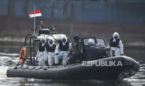 Personel Kopaska TNI AL mengawal kedatangan Warga Negara Indonesia (WNI) yang menjadi anak buah kapal Kapal Pesiar MV Dream Explorer setibanya Pelabuhan JICT, Tanjung Priok, Jakarta, Rabu (29/4/2020). Sebelum dibawa menuju hotel untuk menjalani isolasi mandiri, 359 WNI tersebut terlebih dahulu menjalani rapid test