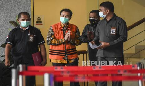 Mantan Wakil Ketua DPR Azis Syamsuddin (kedua kiri) berjalan menuju mobil tahanan usai diperiksa di gedung KPK, Jakarta, Senin (11/10/2021). Penyidik KPK melakukan pemeriksaan perdana terhadap Azis Syamsuddin usai ditahan pada (24/9) dalam kasus dugaan pemberian suap terkait penanganan perkara korupsi yang ditangani KPK di Kabupaten Lampung Tengah. 