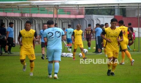 Pemain Persikabo 1973 melakukan pemanasan.