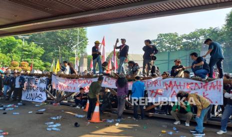 Massa aksi merobohkan pembatas di Gerbang Pancasila atau pintu belakang Gedung DPR, Senayan, Jakarta (22/8/2024). Massa aksi yang didominasi oleh mahasiswa itu menuntut DPR tak mengesahkan RUU Pilkada yang bertentangan dengan putusan MK. 