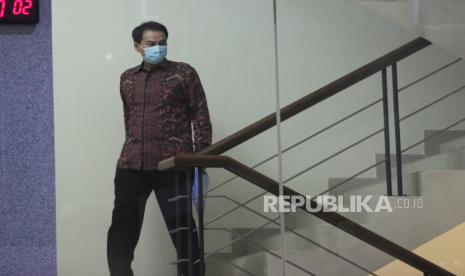 Wakil Ketua DPR Azis Syamsuddin berjalan meninggalkan ruang pemeriksaan di Gedung Merah Putih KPK, Jakarta, Rabu (9/6/2021). Azis Syamsuddin diperiksa sebagai saksi untuk kasus dugaan suap penghentian kasus yang menyeret penyidik KPK Stepanus Robin Pattuju dan Wali Kota Tanjungbalai M. Syahrial. 