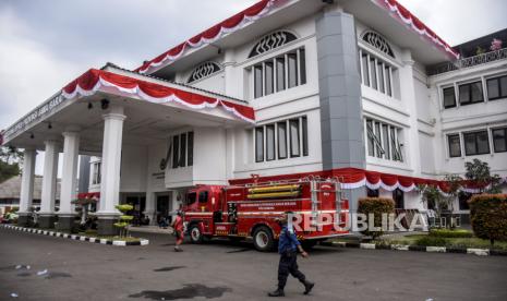 Petugas Dinas Kebakaran dan Penanggulangan Bencana (Diskar PB) Kota Bandung beraktivitas usai melakukan pendinginan pascakebakaran di salah satu ruangan di Gedung DPRD Provinsi Jawa Barat, Jalan Diponegoro, Kota Bandung, Ahad (21/8/2022). Penyebab kebakaran yang melanda Ruang Arsip lantai 3 Gedung DPRD Provinsi Jawa Barat tersebut masih dalam penyelidikan pihak berwajib. Republika/Abdan Syakura