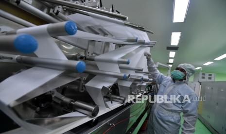 Pekerja memantau proses produksi tisu di sebuah pabrik. Pelaku usaha sebut industri tisu mulai pulih.