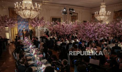 Presiden Korea Selatan Yoon Suk-yeol menyanyikan lagu 