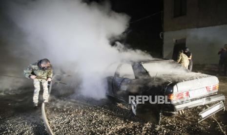  Petugas pemadam kebakaran memadamkan mobil yang terbakar setelah penembakan oleh artileri Azerbaijan selama konflik militer di Stepanakert, wilayah separatis Nagorno-Karabakh, Selasa, 3 November 2020. Pertempuran sengit yang melibatkan artileri berat, roket dan drone telah berkecamuk meskipun upaya internasional berulang kali untuk akhiri permusuhan.