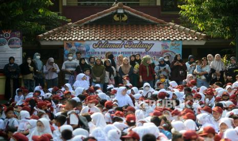 Orang tua mengantar anaknya pada hari pertama masuk sekolah di SD Negeri Anyelir 1 Depok, Jawa Barat, Senin (17/7/2023). Untuk masuk SD, kini anak tidak lagi harus bisa calistung.