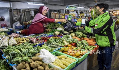 Layanan jual beli kebutuhan pokok di pasar tradisional 