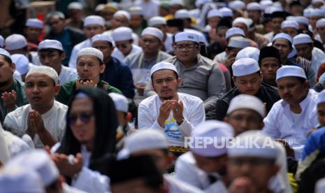 Ilustrasi ribuan orang mengumandangkan shalawat untuk Nabi Muhammad.