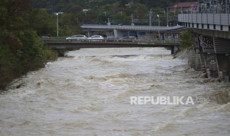 Luapan air dari Sungai Wien membanjiri tepiannya di sebelah barat Vienna, Austria, Ahad (15/9/2024). 