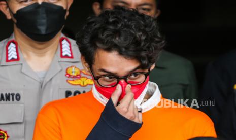 Tersangka Ardhito Pramono dihadirkan saat rilis kasus narkoba di Polres Jakarta Barat, Kamis (13/1/2022). Musisi sekaligus aktor Ardhito Pramono ditangkap dengan barang bukti berupa ganja seberat 4,80 gram dan 21 pil Alprazolam. 