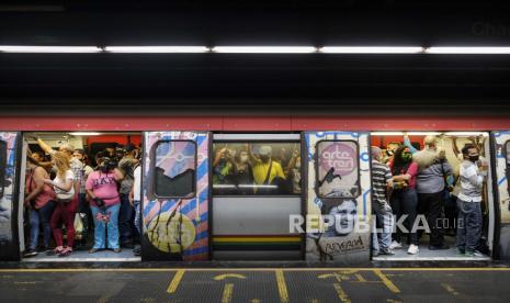 Para penumpang yang mengenakan masker pelindung wajah di tengah pandemi COVID-19, naik kereta bawah tanah di Caracas, Venezuela, Selasa, 2 Maret 2021. Setelah kenaikan tarif berlaku tahun lalu, pemerintah Venezuela memerintahkan kenaikan tarif baru ditetapkan pada 20.000 Bolivar per perjalanan sekali jalan, setara dengan satu sen AS.