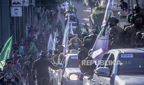 Mualaf Singapura Sumbang 50 Ribu Dolar AS untuk Gaza. Pejuang brigade Izz ad-Din al-Qassam, sayap militer Hamas, berparade untuk mengenang para pejuang al-Qassam yang tewas dalam konflik baru-baru ini di Kota Gaza, 27 Mei 2021 (dikeluarkan 28 Mei 2021). Setelah sebelas hari bertempur, gencatan senjata mulai berlaku pada 21 Mei antara Israel dan militan di Jalur Gaza di bawah inisiatif Mesir untuk gencatan senjata tanpa syarat.