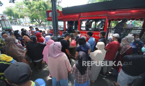 Epidemiolog mengingatkan masyarakat untuk taat protokol kesehatan. Ilustrasi penerapan Prokes di Bandung, Jawa Barat