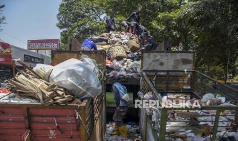 Petugas kebersihan memasukkan sampah ke dalam truk di Pasar Astanaanyar, Kota Bandung, Jawa Barat, Kamis (26/10/2023). Pemerintah Provinsi Jawa Barat resmi memberhentikan status darurat sampah di Bandung Raya. Pemberhentian dilakukan karena kebakaran yang terjadi di TPA Sarimukti sudah berhasil dipadamkan. Namun, Sekda Kota Bandung, Ema Sumarna mewacanakan untuk memperpanjang darurat tanggap penanganan sampah hingga akhir tahun ini.