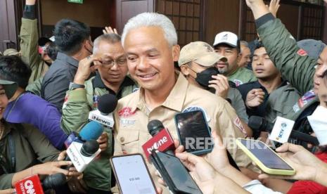 Capres nomor urut 3 Ganjar Pranowo angkat bicara soal gelombang kritik dari akademisi soal kondisi demokrasi, Rabu (7/2/2024). 