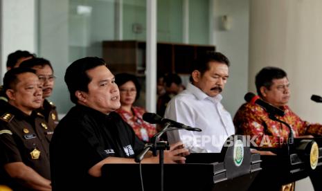 Jaksa Agung Republik Indonesia Sanitiar Burhanuddin (tengah) bersama Menteri Badan Usaha Milik Negara (BUMN) Erick Thohir (kiri) saat menyampaikan keterangan saat konferensi pers di Kejaksaan Agung Republik Indonesia, Jakarta, Senin (27/6/2022). 