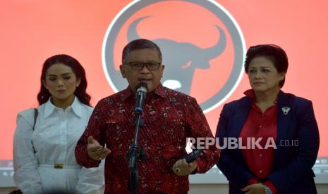 Sekjen PDI Perjuangan Hasto Kristiyanto bersama para narasumber memberikan keterangan usai acara talkshow di Kantor DPP PDIP, Jakarta, Ahad (9/10/2022). PDI Perjuangan menyalenggarakan talkshow dalam rangka memeriahkan perayaan HUT TNI Tahun 2022, serta mengucapkan syukur dan terima kasih kepada seluruh prajurit TNI. Republika/Prayogi.