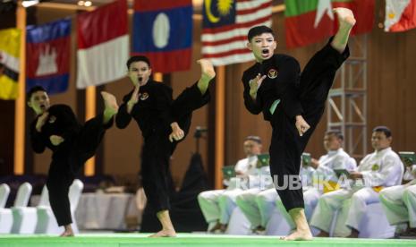 Pesilat putra Indonesia Rano Selamet Nugraga (kanan), Asep Yuldan Sani (tengah) dan Anggi Faisal Mubarok (kiri) beraksi dalam final nomor seni group putra Pencak Silat saat SEA Games 2023 di Chroy Changvar International Convention & Exhibition Center, Phnom Penh, Kamboja, Minggu (7/5/2023). Tiga pesilat asal Jawa Barat tersebut berhasil meraih medali emas dalam nomor pertandingan seni group putra Pencak Silat dengan perolehan skor 9.970.