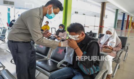 Pria tersebut diambil sampel nafasnya untuk diuji COVID-19 menggunakan alat pendeteksi nafas GeNose di sebuah stasiun kereta api di Medan, Sumatera Utara, Indonesia, 24 Mei 2021.