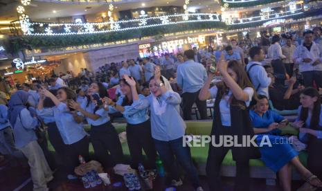 Sejumlah relawan muda Prabowo-Gibran saat mengikuti nonton bareng (Nobar) Debat Pilpres 2024 di Kemang Village, Jakarta, Selasa (12/12/2023). Tim Kampanye Nasional Pemilih Muda (TKN Fanta) Prabowo-Gibran menggelar acara menonton bareng debat Pilpres 2024 yang  dihadiri dan didominasi para kaum muda. Debat perdana ini membahas tema Pemerintahan, hukum, HAM, pemberantasan korupsi, penguatan demokrasi, peningkatan layanan publik dan kerukunan warga.