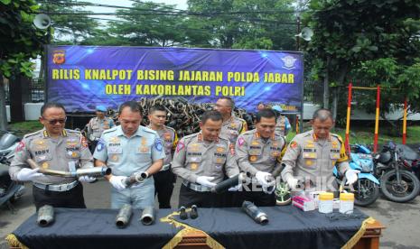 Kakorlantas Polri, Irjen Pol Aan Suhanan, didampingi Kapolrestabes Bandung Kombes Pol Budi Sartono, dan Dirlantas Polda Jawa Barat, Kombes Pol Wibowo meninjau ratusan knalpot brong dan sepeda motor hasil razia usai menyampaikan keterangan pers saat rilis knalpot bising di halaman Polrestabes Bandung, Jalan Merdeka, Kota Bandung, Jawa Barat, Kamis (11/1/2024). Irjen Pol Aan Suhanan, menyebut sudah ada 430 ribu knalpot brong yang diamankan jajaran Polres dan Polda se-Indonesia. Di Kota Bandung razia knalpot dilakukan secara serentak mulai 10 Januari hingga 20 Januari 2024. Selain untuk menciptakan rasa nyaman bagi masyarakat, juga untuk menciptakan situasi yang kondusif saat memasuki masa kampanye terbuka.