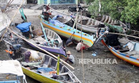 Nelayan memperbaiki perahu di kawasan Cemandi, Sedati, Sidoarjo, Jawa Timur, Selasa (6/9/2022). Nelayan di wilayah itu memilih untuk sementara tidak melaut karena adanya kenaikan harga bahan bakar minyak (BBM) jenis solar subsidi dari Rp5.150 per liter menjadi Rp 6.800 per liter. 