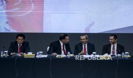 Ketua KPK Firli Bahuri (kedua kiri) bersama Wakil Ketua KPK Alexander Marwata (kedua kanan), Johanis Tanak (kiri) dan Nurul Ghufron (kanan) bersiap menyampaikan konferensi pers akhir tahun Kinerja dan Capaian KPK 2022 di Gedung KPK, Jakarta, Selasa (27/12/2022). KPK dalam upaya penanganan tindak pidana korupsi telah melaksanakan sejumlah penindakan kegiatan diantaranya 113 penyelidikan, 120 penyidikan, 121 penuntutan, 121 perkara Inkracht dan mengeksekusi putusan 100 perkara serta menetapkan 149 tersangka dari perkara penyidikan. Republika/Putra M. Akbar